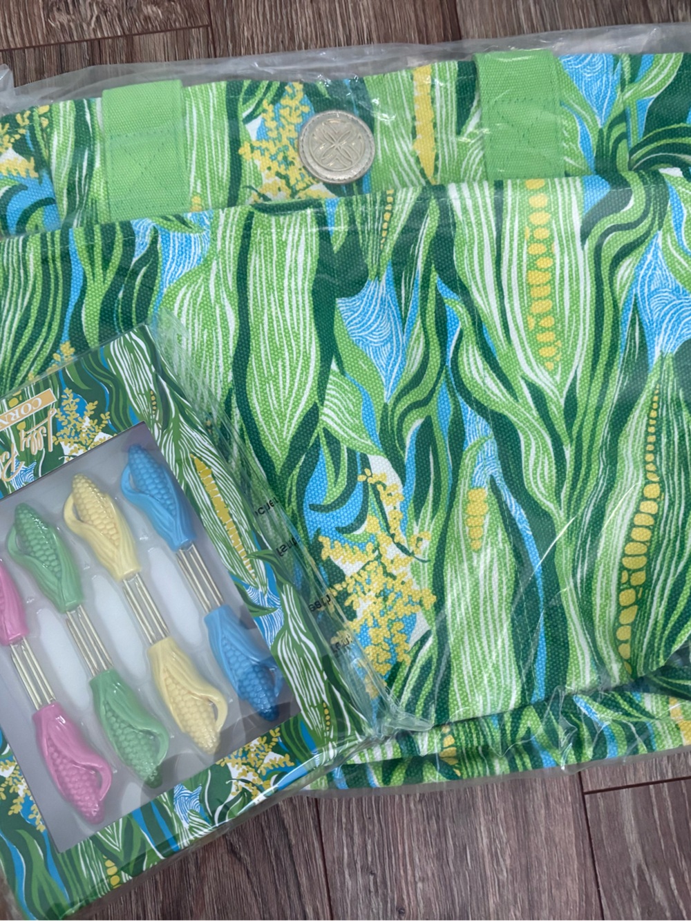 Lilly Pulitzer farmers market tote with corn holder set - Picture 2 of 2